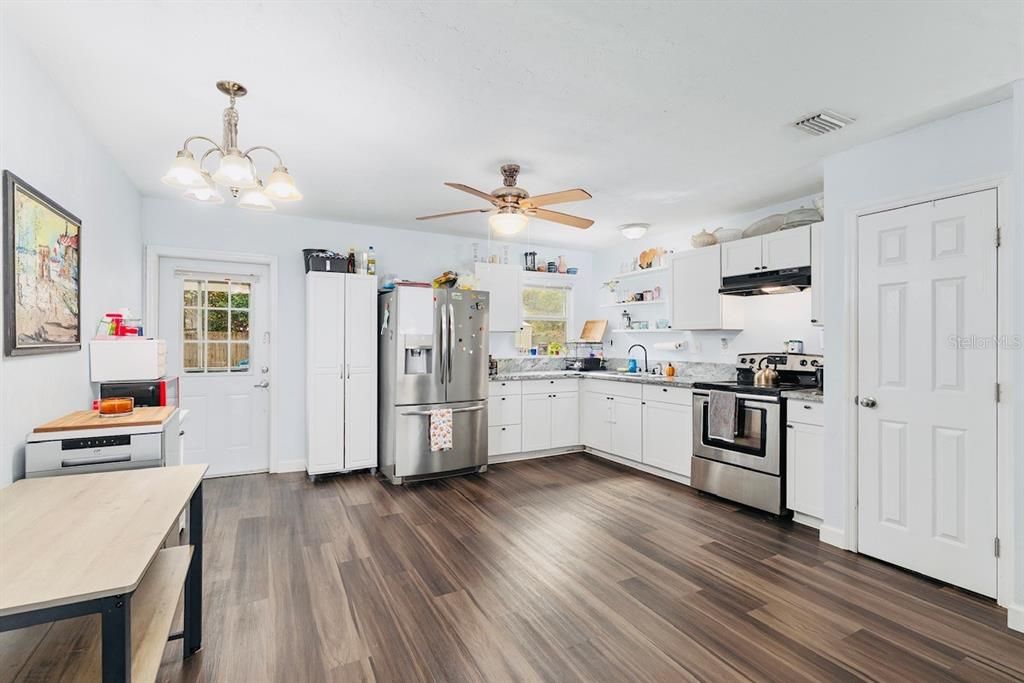 待售: $249,900 (4 贝兹, 3 浴室, 1536 平方英尺)