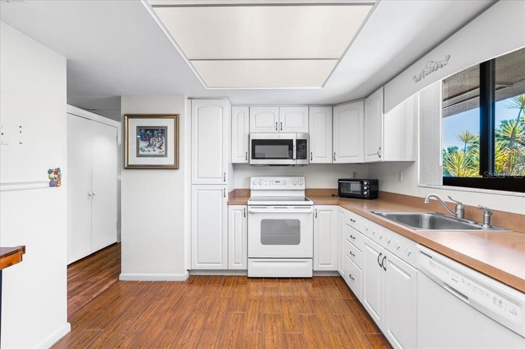 For Sale: $225,000 (3 beds, 2 baths, 1180 Square Feet)