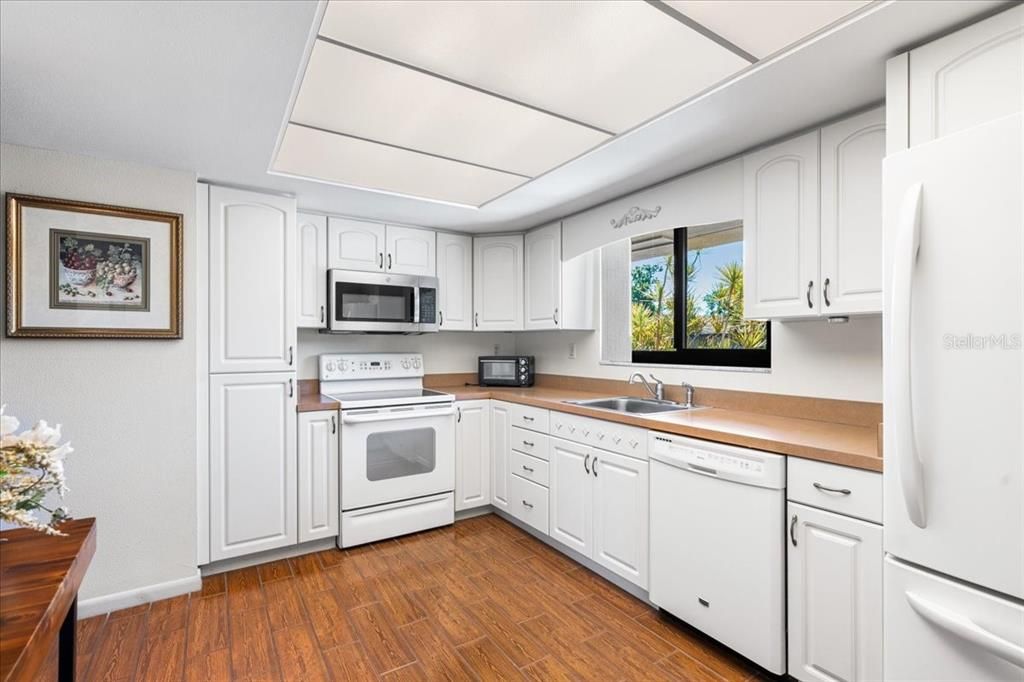 For Sale: $225,000 (3 beds, 2 baths, 1180 Square Feet)