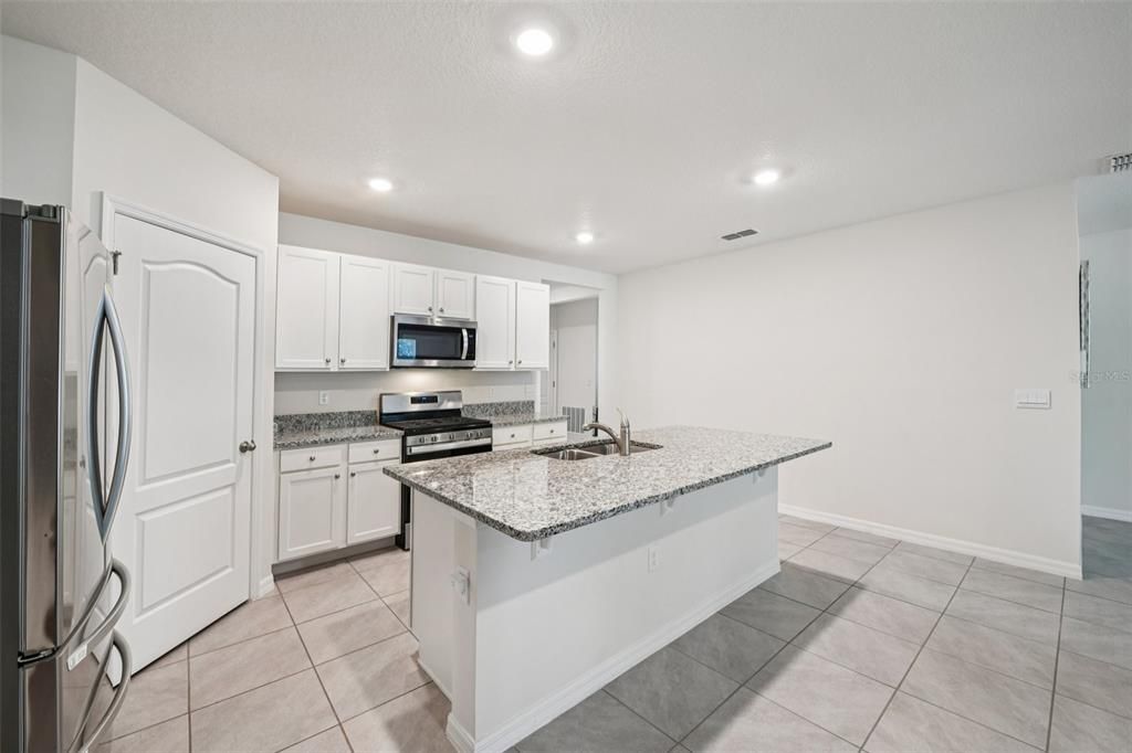 En Venta: $395,000 (4 camas, 2 baños, 1836 Pies cuadrados)