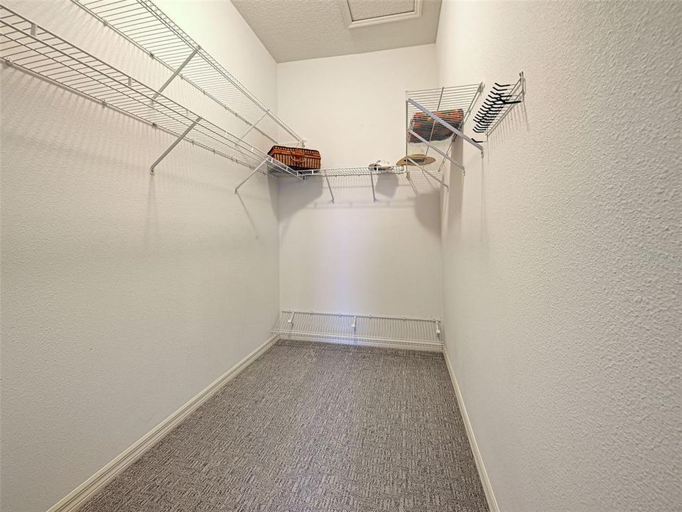 合同活跃: $399,000 (3 贝兹, 2 浴室, 1661 平方英尺)