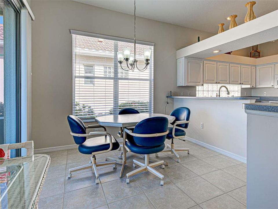 合同活跃: $399,000 (3 贝兹, 2 浴室, 1661 平方英尺)