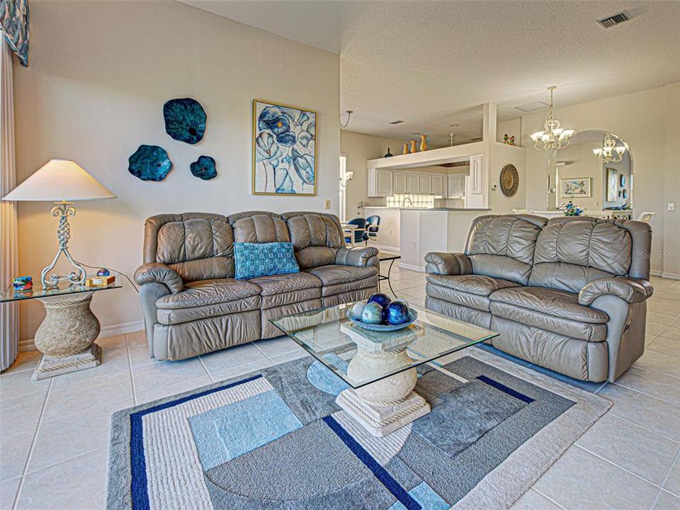 合同活跃: $399,000 (3 贝兹, 2 浴室, 1661 平方英尺)