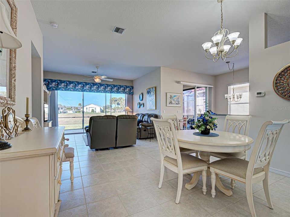 合同活跃: $399,000 (3 贝兹, 2 浴室, 1661 平方英尺)