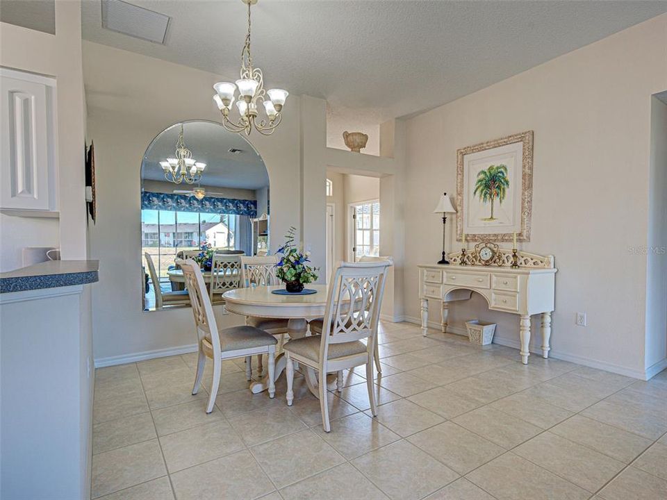 合同活跃: $399,000 (3 贝兹, 2 浴室, 1661 平方英尺)