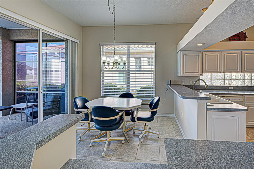 合同活跃: $399,000 (3 贝兹, 2 浴室, 1661 平方英尺)