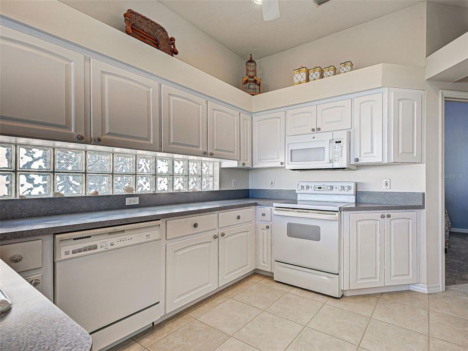 合同活跃: $399,000 (3 贝兹, 2 浴室, 1661 平方英尺)