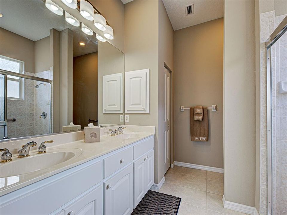 合同活跃: $399,000 (3 贝兹, 2 浴室, 1661 平方英尺)