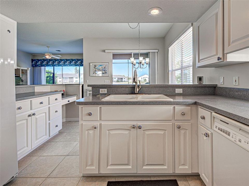 合同活跃: $399,000 (3 贝兹, 2 浴室, 1661 平方英尺)