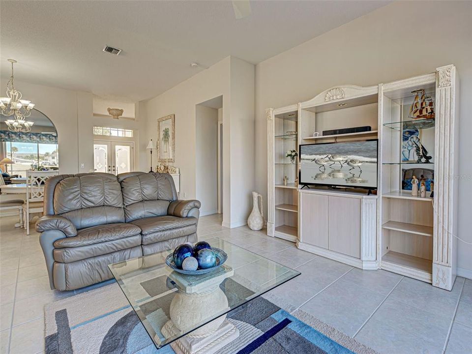 合同活跃: $399,000 (3 贝兹, 2 浴室, 1661 平方英尺)