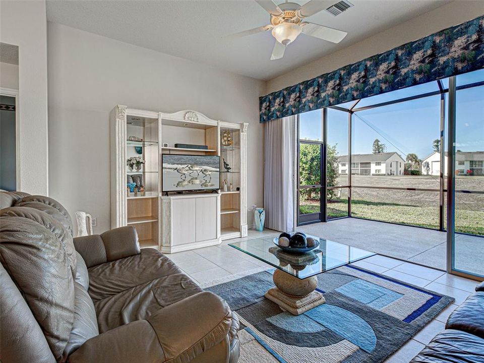 合同活跃: $399,000 (3 贝兹, 2 浴室, 1661 平方英尺)