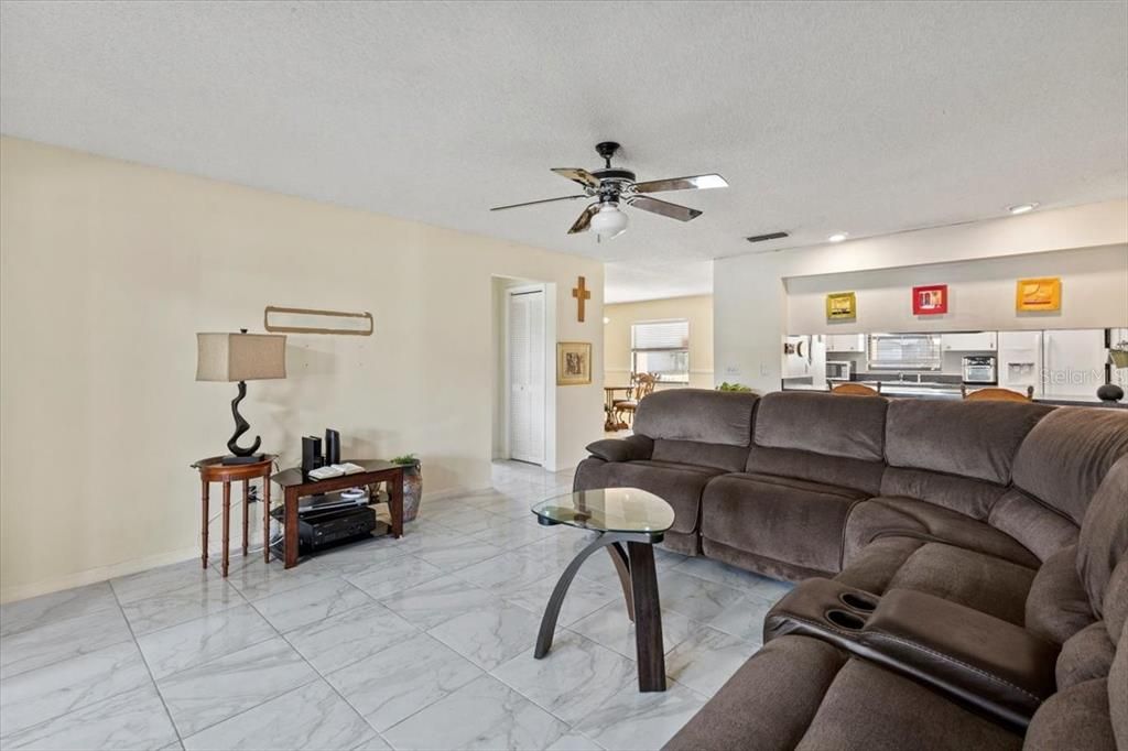 待售: $269,000 (2 贝兹, 2 浴室, 1140 平方英尺)