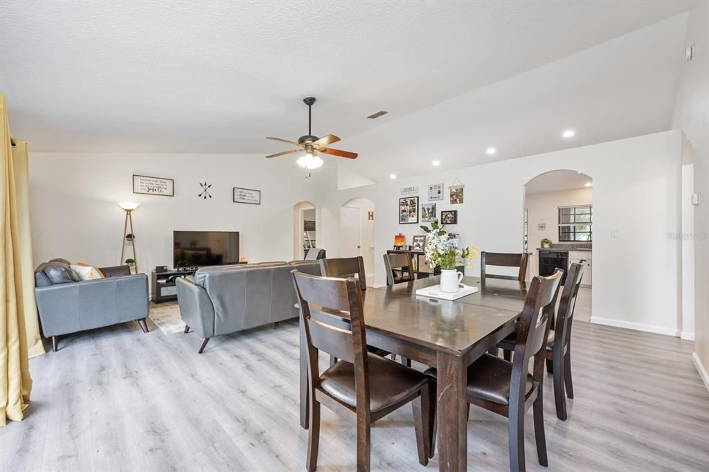 На продажу: $415,000 (3 спален, 2 ванн, 1965 Квадратных фут)