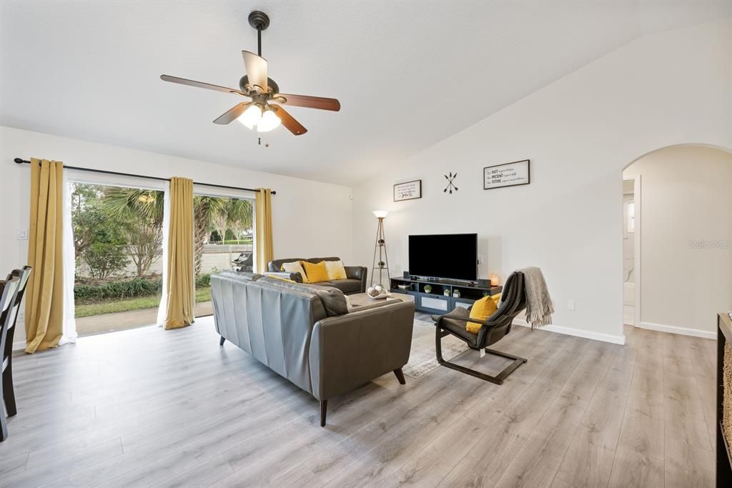 На продажу: $415,000 (3 спален, 2 ванн, 1965 Квадратных фут)