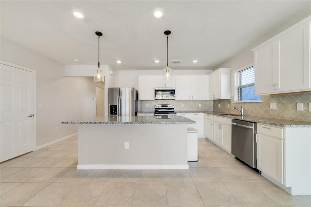 待售: $340,000 (4 贝兹, 2 浴室, 1865 平方英尺)