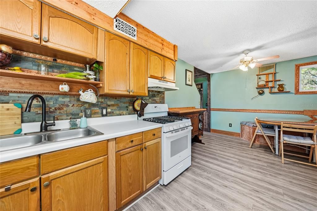 For Sale: $275,000 (2 beds, 1 baths, 1000 Square Feet)