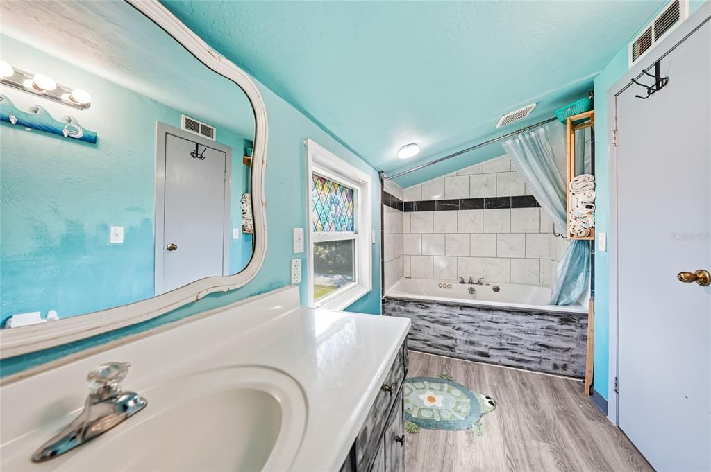 For Sale: $275,000 (2 beds, 1 baths, 1000 Square Feet)