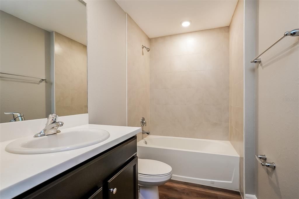 En Venta: $360,000 (4 camas, 2 baños, 1833 Pies cuadrados)