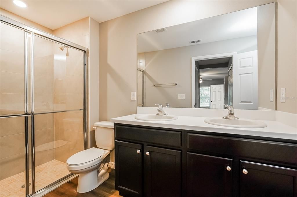 En Venta: $360,000 (4 camas, 2 baños, 1833 Pies cuadrados)