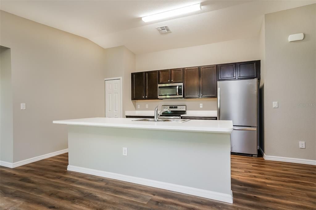 En Venta: $360,000 (4 camas, 2 baños, 1833 Pies cuadrados)