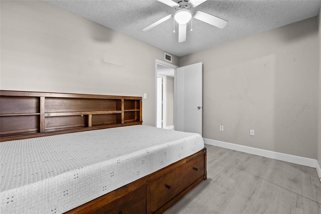 待售: $250,000 (4 贝兹, 2 浴室, 1177 平方英尺)