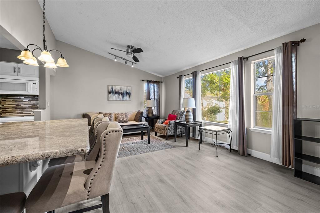 待售: $250,000 (4 贝兹, 2 浴室, 1177 平方英尺)