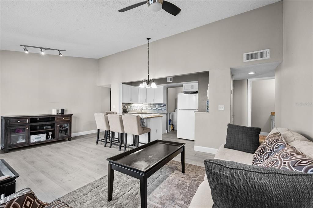 待售: $250,000 (4 贝兹, 2 浴室, 1177 平方英尺)