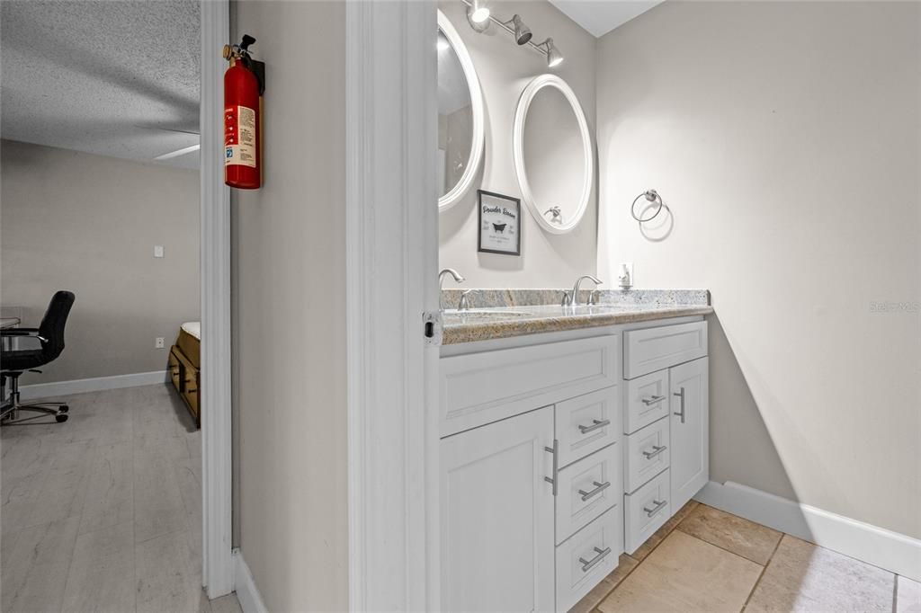 待售: $250,000 (4 贝兹, 2 浴室, 1177 平方英尺)