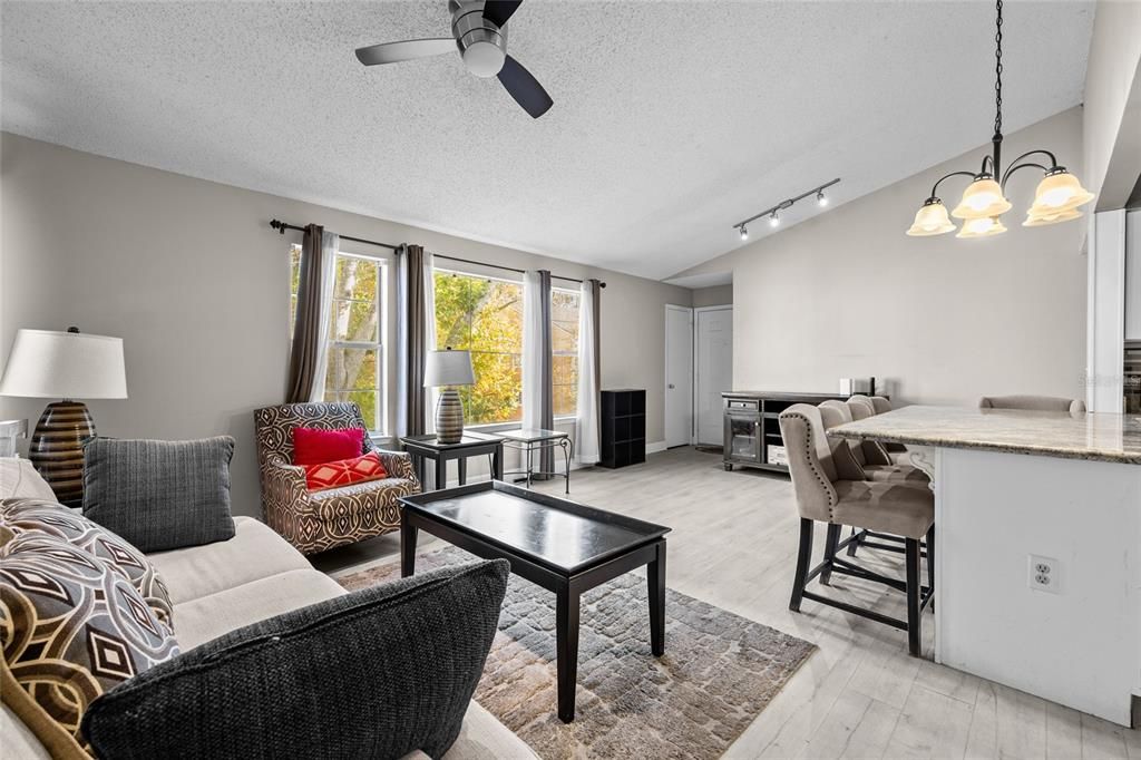 待售: $250,000 (4 贝兹, 2 浴室, 1177 平方英尺)