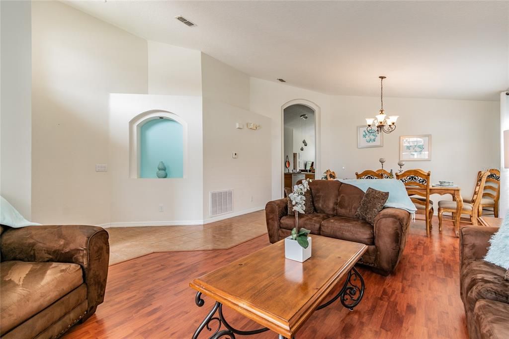 En Renta: $2,550 (4 camas, 2 baños, 1940 Pies cuadrados)