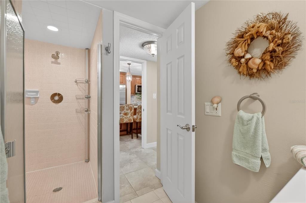 待售: $350,000 (2 贝兹, 2 浴室, 988 平方英尺)