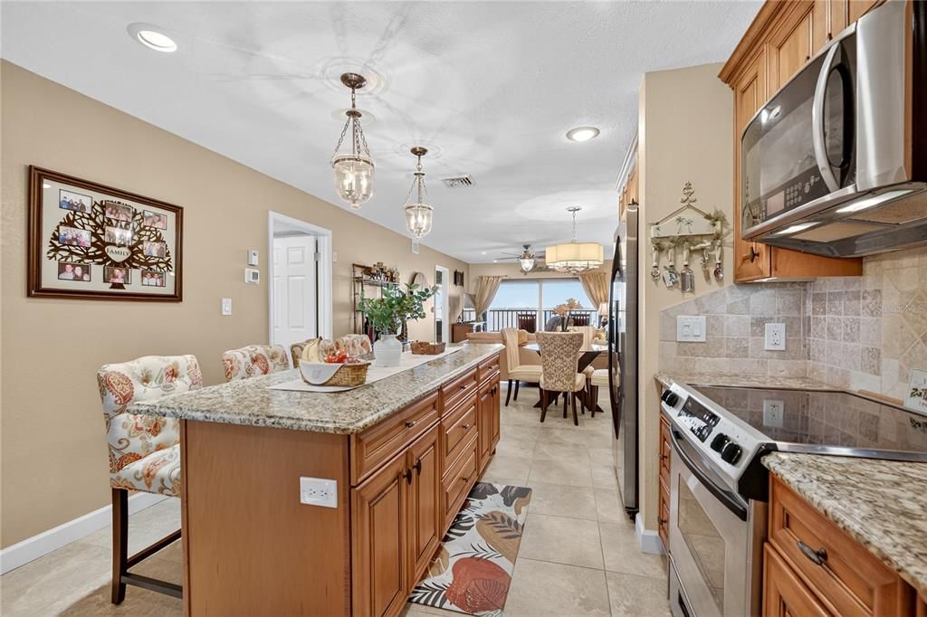 待售: $350,000 (2 贝兹, 2 浴室, 988 平方英尺)