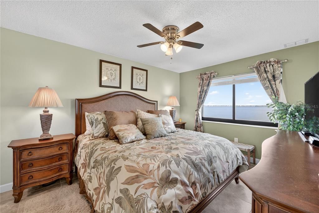 待售: $350,000 (2 贝兹, 2 浴室, 988 平方英尺)