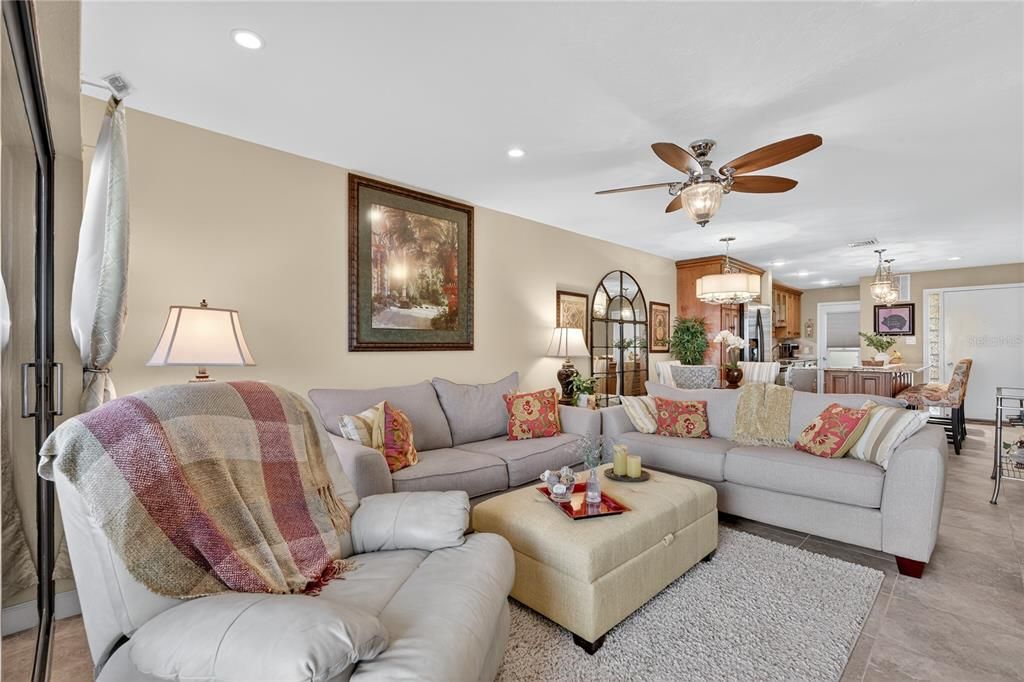 待售: $350,000 (2 贝兹, 2 浴室, 988 平方英尺)