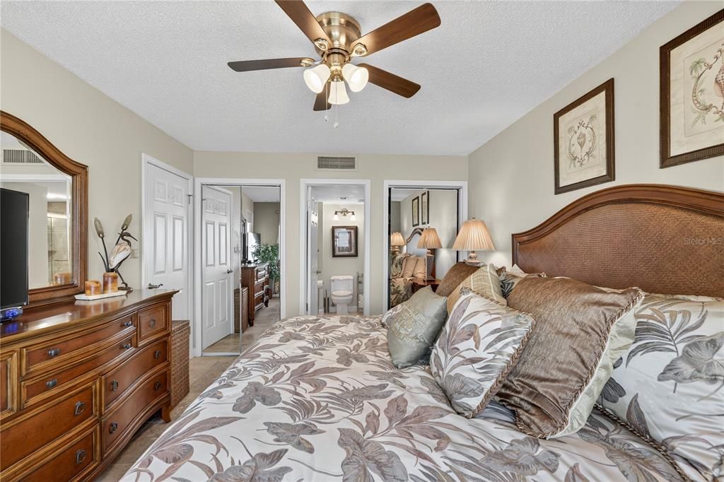 待售: $350,000 (2 贝兹, 2 浴室, 988 平方英尺)