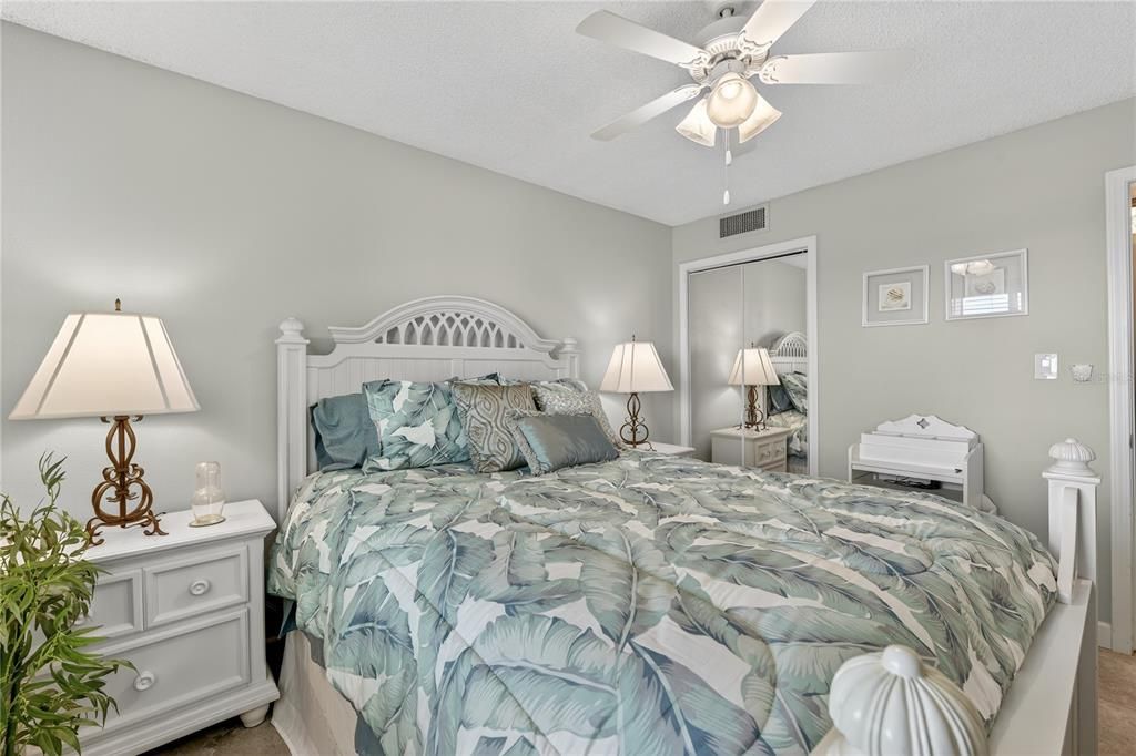 待售: $350,000 (2 贝兹, 2 浴室, 988 平方英尺)