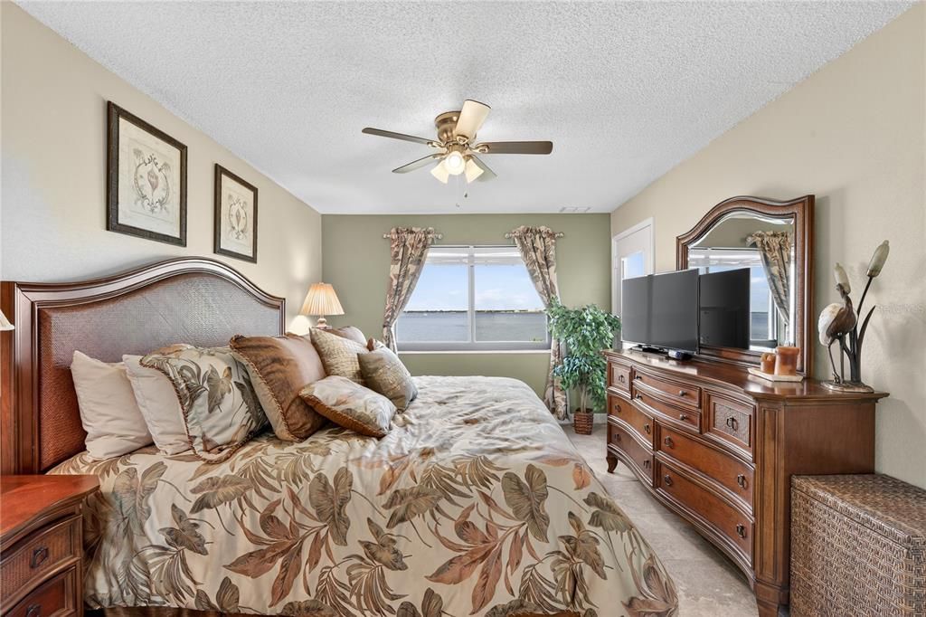 待售: $350,000 (2 贝兹, 2 浴室, 988 平方英尺)