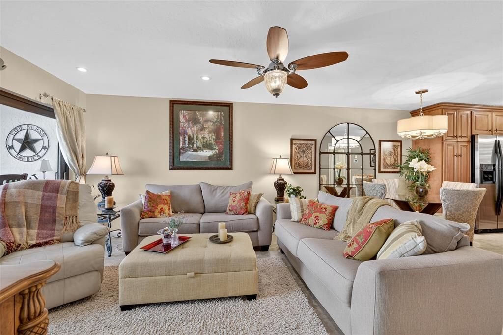 待售: $350,000 (2 贝兹, 2 浴室, 988 平方英尺)