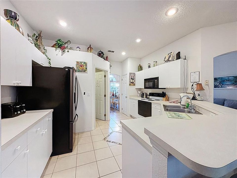 合同活跃: $465,000 (4 贝兹, 3 浴室, 1987 平方英尺)