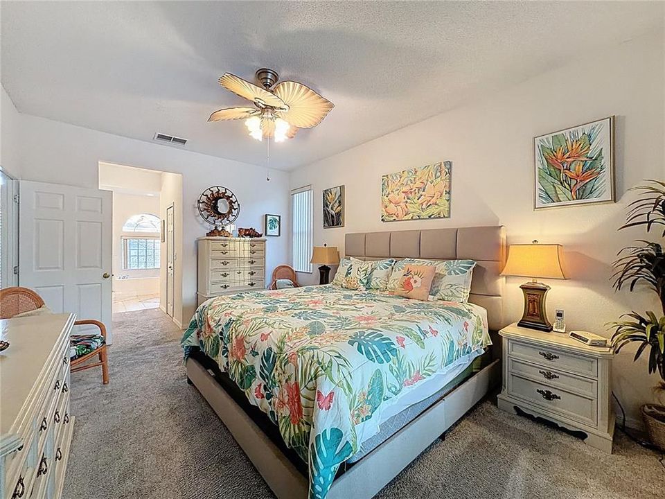 合同活跃: $465,000 (4 贝兹, 3 浴室, 1987 平方英尺)