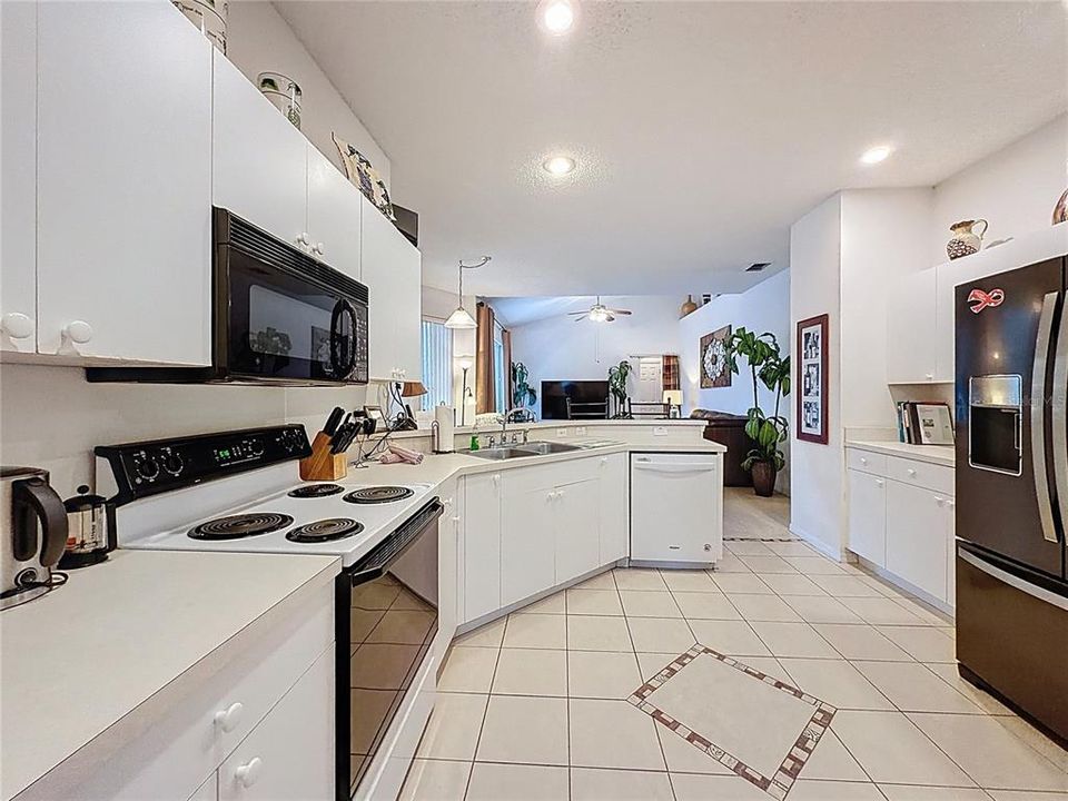 合同活跃: $465,000 (4 贝兹, 3 浴室, 1987 平方英尺)