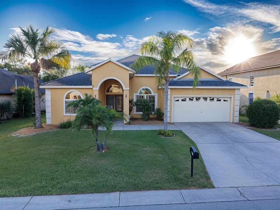 合同活跃: $465,000 (4 贝兹, 3 浴室, 1987 平方英尺)