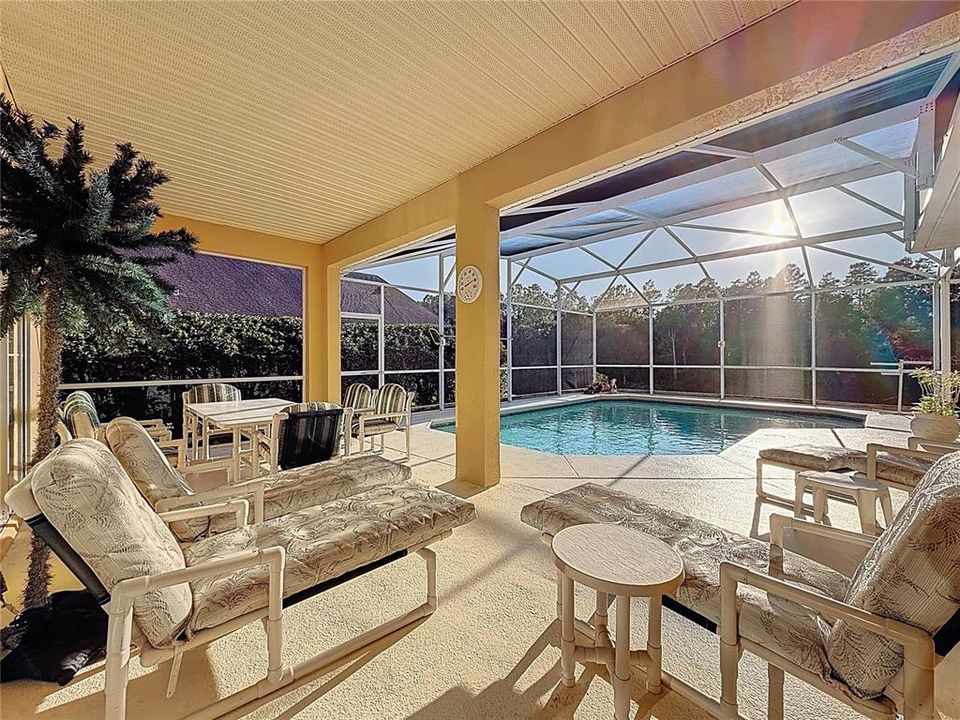 合同活跃: $465,000 (4 贝兹, 3 浴室, 1987 平方英尺)