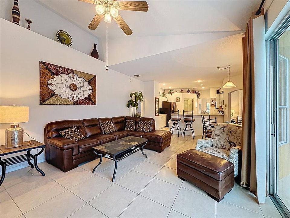 合同活跃: $465,000 (4 贝兹, 3 浴室, 1987 平方英尺)