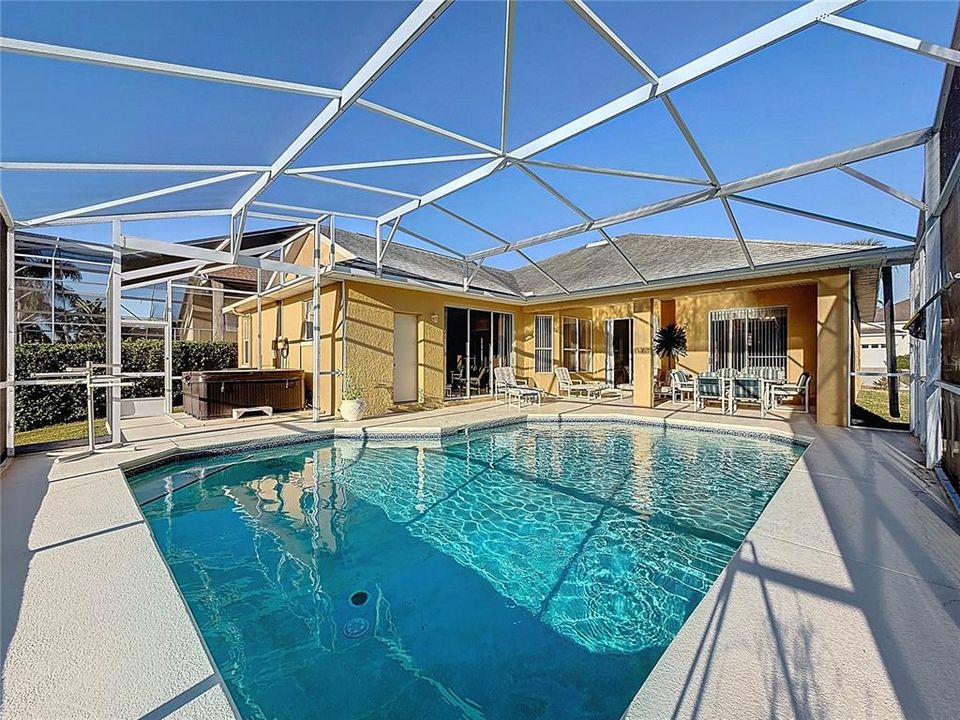 合同活跃: $465,000 (4 贝兹, 3 浴室, 1987 平方英尺)