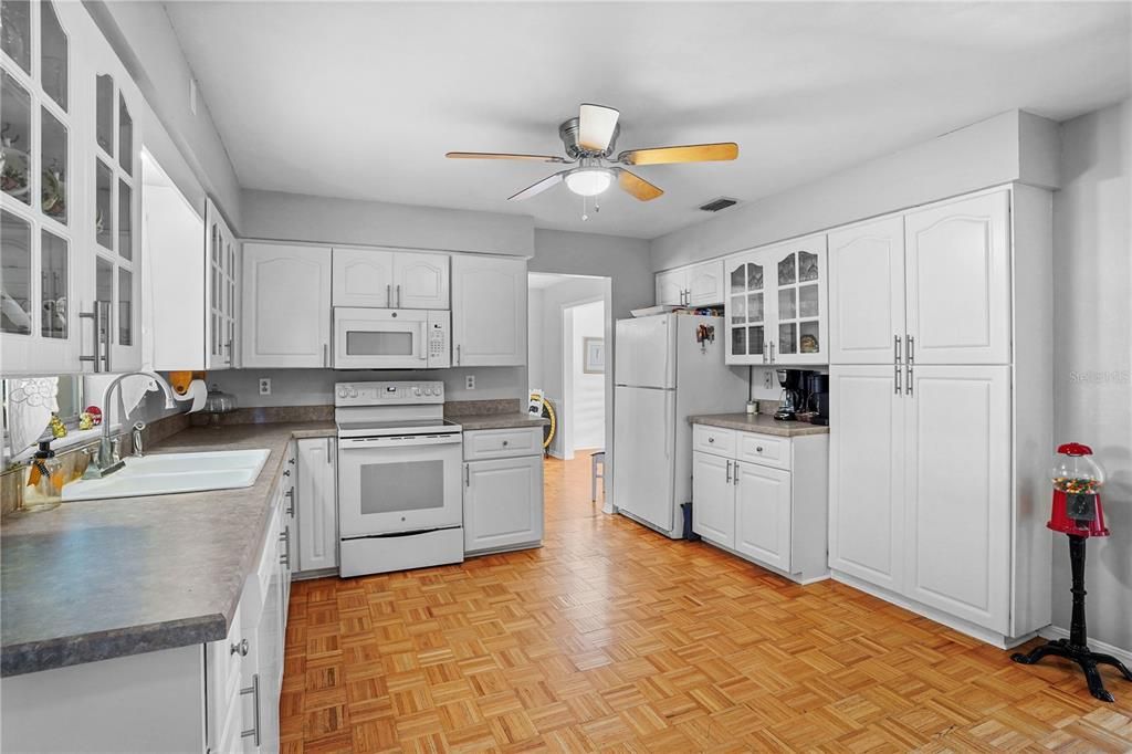 For Sale: $550,000 (4 beds, 3 baths, 2537 Square Feet)