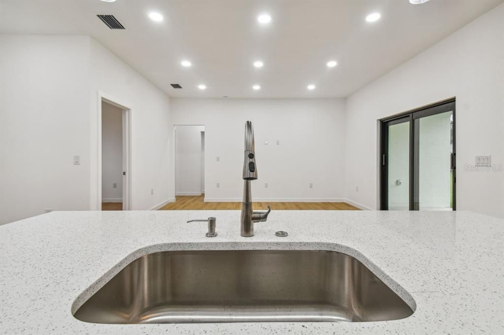 出租: $2,300 (3 贝兹, 2 浴室, 2200 平方英尺)