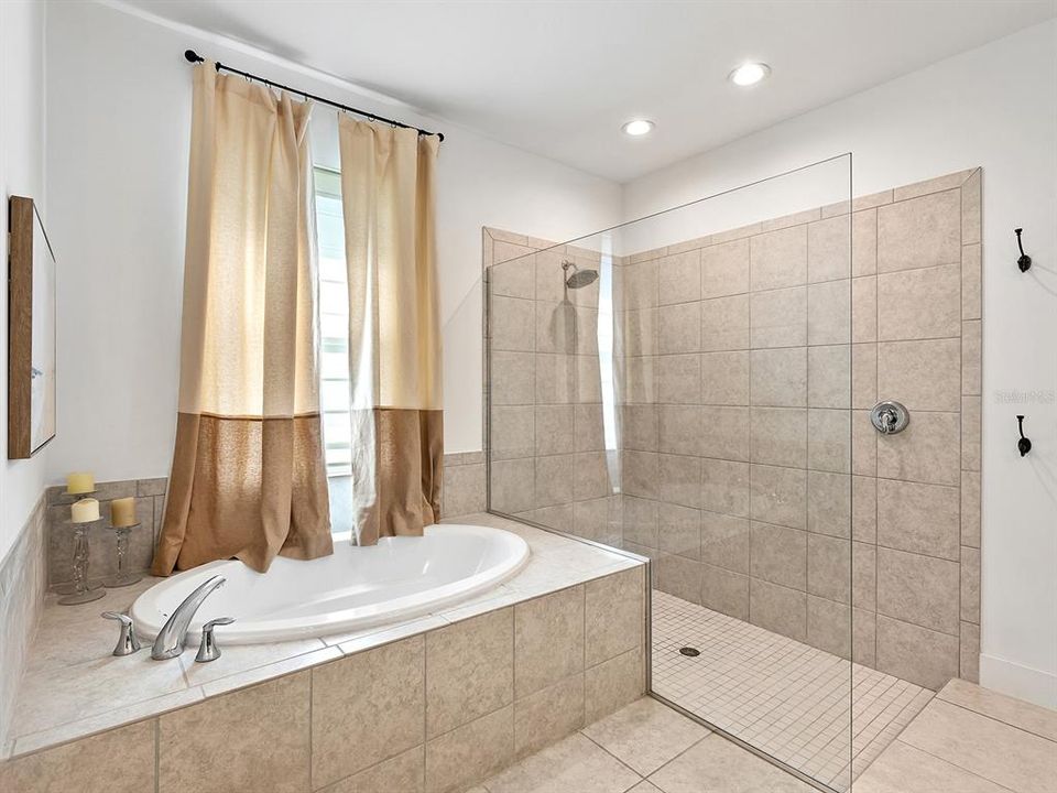 En Venta: $899,000 (3 camas, 2 baños, 2292 Pies cuadrados)