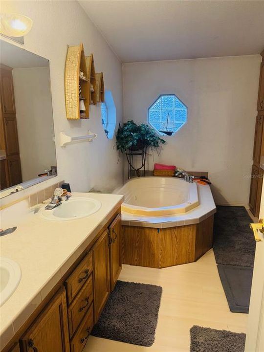 待售: $275,000 (3 贝兹, 2 浴室, 2417 平方英尺)