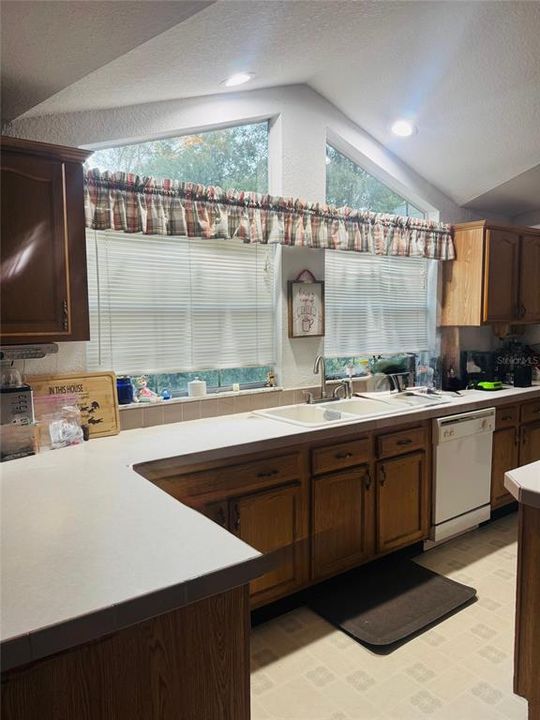 待售: $275,000 (3 贝兹, 2 浴室, 2417 平方英尺)